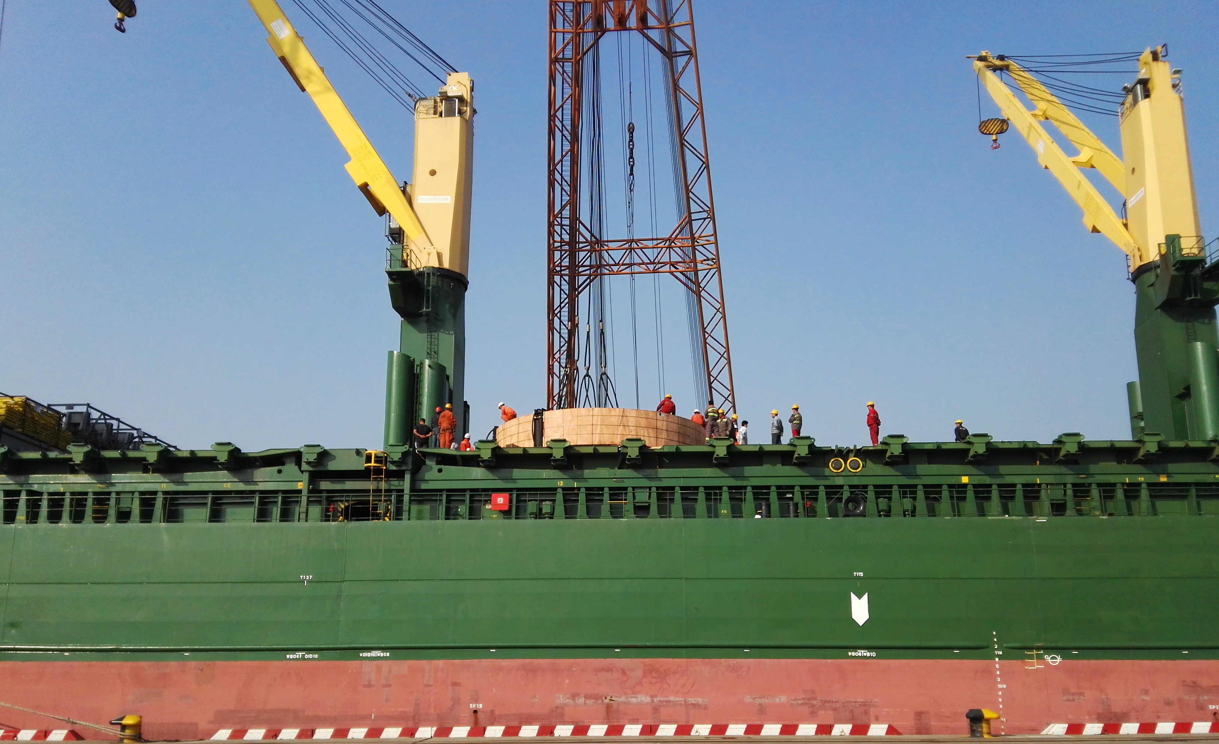 200 ton floating crane shipment