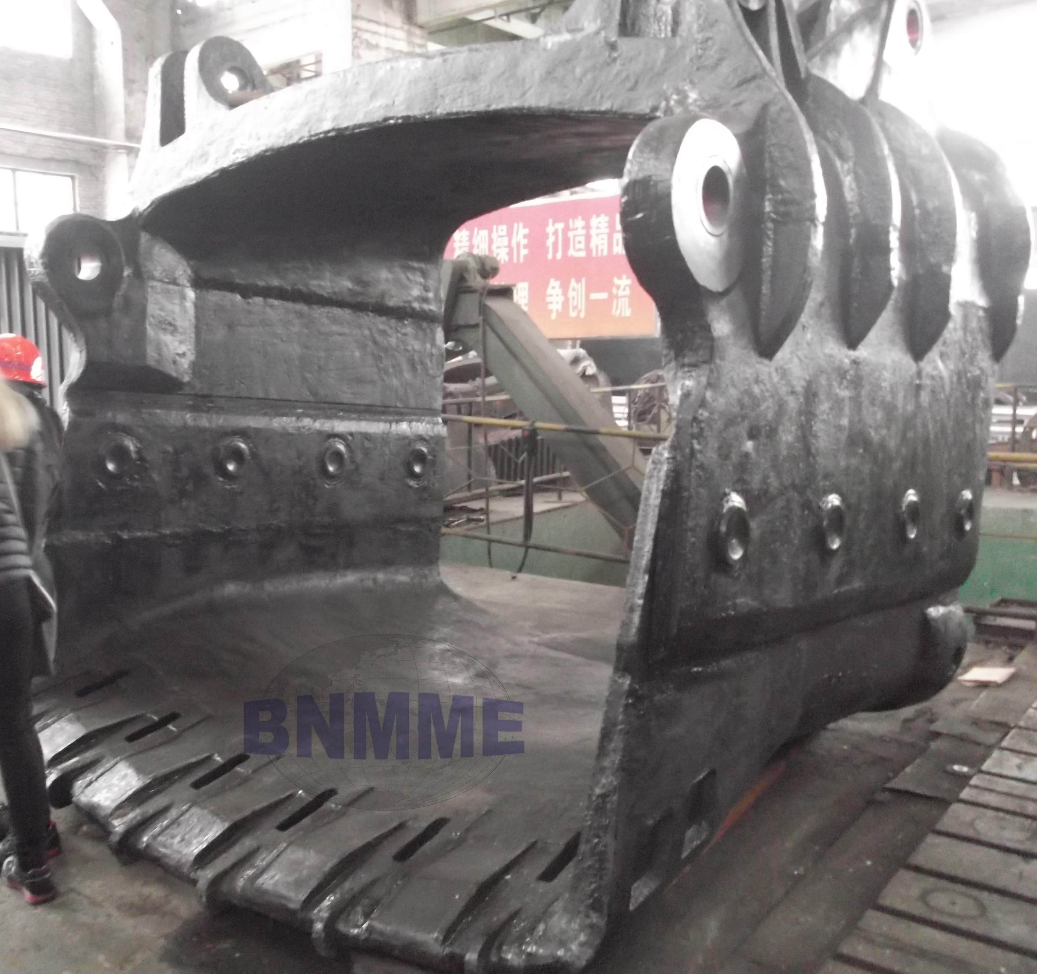 bucket front wall for mining equipment