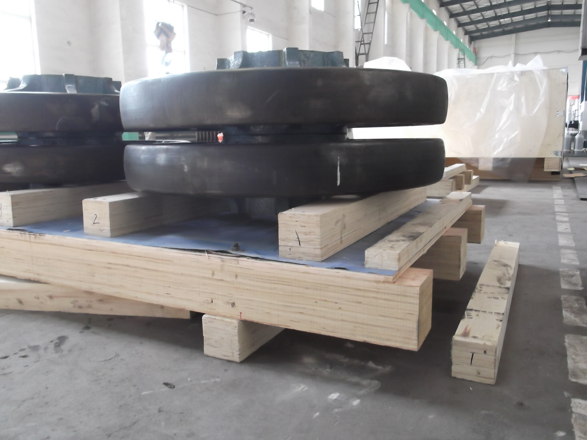 support wheel for heavy mining equipment, casting pieces